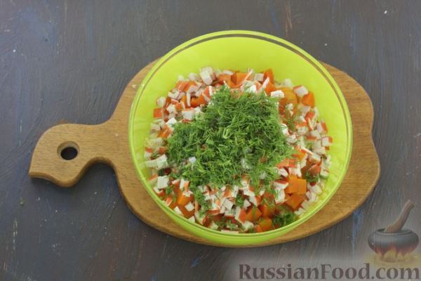 Салат с крабовыми палочками, морковью, апельсинами и яйцами