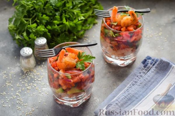 Салат-коктейль с креветками, авокадо и консервированными помидорами