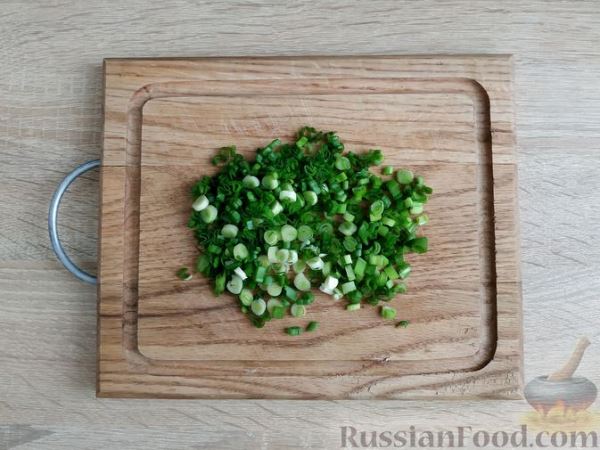 Салат из рыбных консервов с зелёным горошком