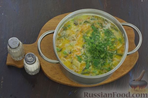 Сырный суп с шампиньонами, стручковой фасолью и зелёным горошком