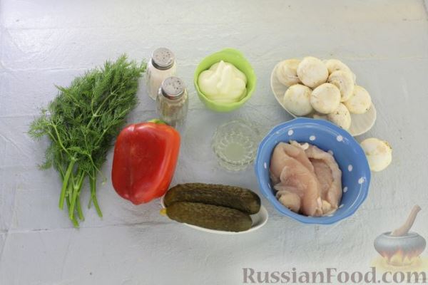 Салат с курицей, шампиньонами, маринованными огурцами и болгарским перцем