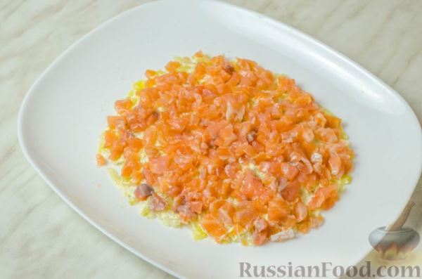 Слоёный салат с красной рыбой, картофелем, морковью и огурцами