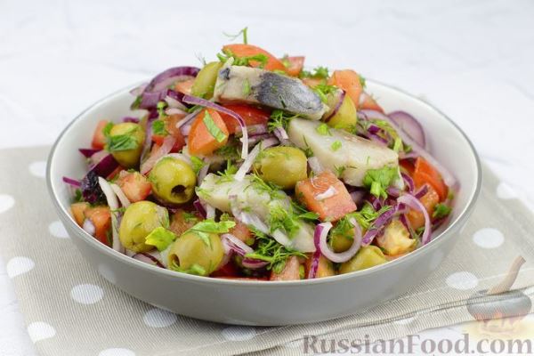 Салат с сельдью, помидорами, оливками и луком