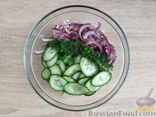 Огуречный салат с красным луком и укропом