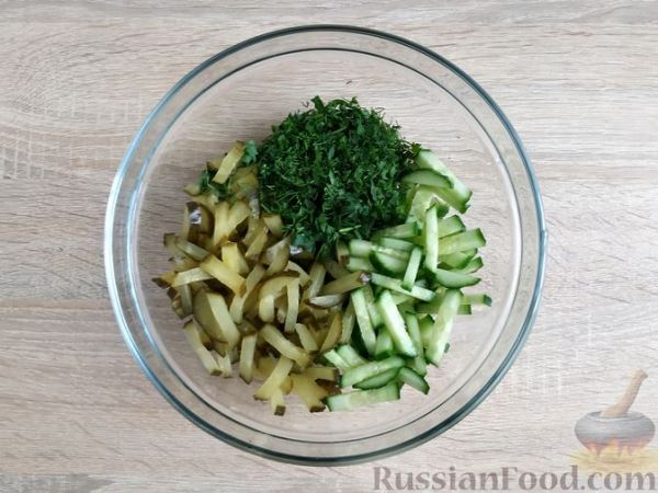Салат из свежих и солёных огурцов с зелёным горошком