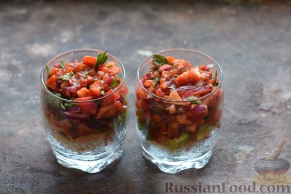 Салат-коктейль с креветками, авокадо и консервированными помидорами