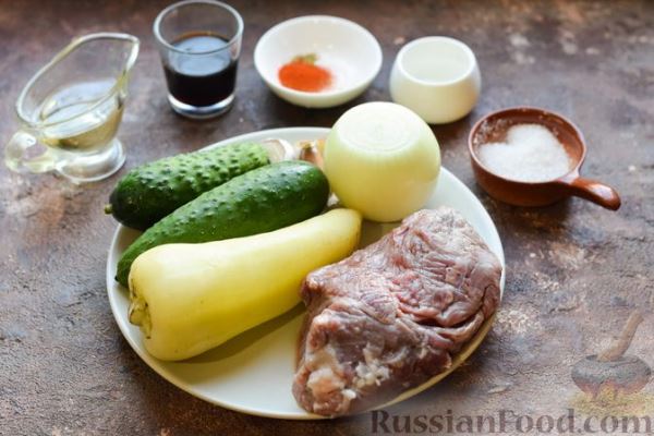 Салат с говядиной, свежими огурцами, перцем и луком, по-корейски
