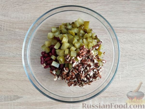 Салат с фасолью, маринованными огурцами и грецкими орехами