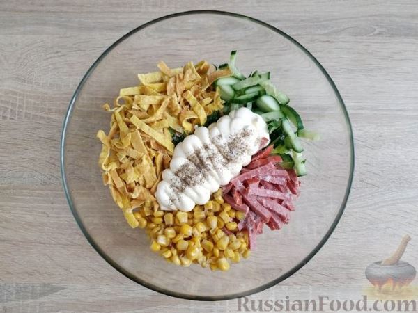 Салат с колбасой, огурцами, кукурузой и яичными блинчиками