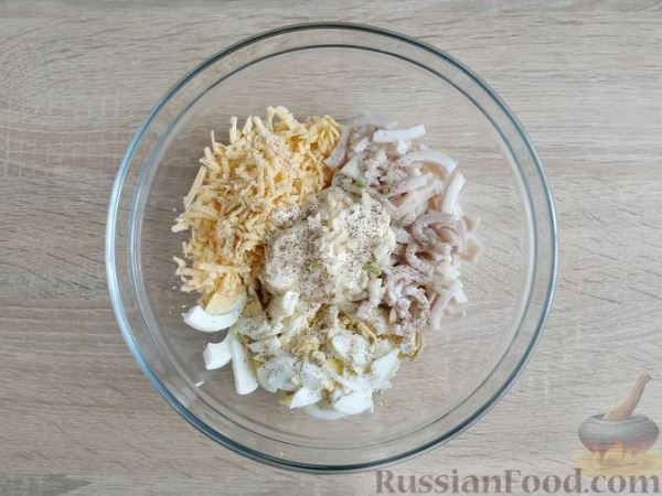 Салат из кальмаров, яиц и сыра
