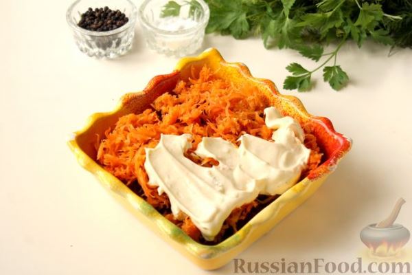 Слоёный салат "Зебра" с морковью, свёклой, плавленым сыром и черносливом