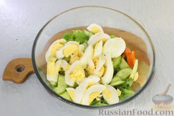 Салат с жареным куриным филе, яйцами и овощами