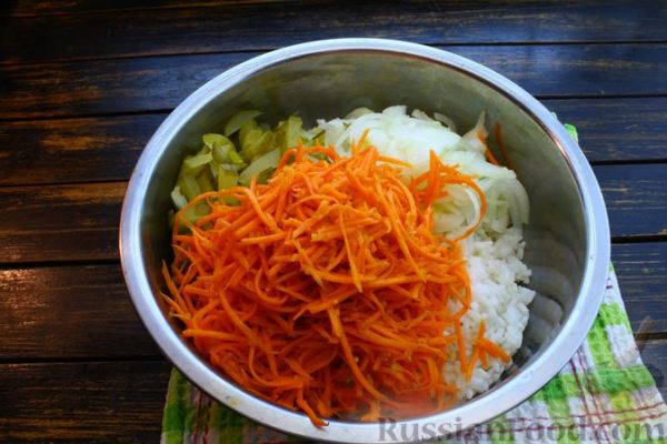 Рисовый салат с солёными огурцами, сухариками и морковью по-корейски