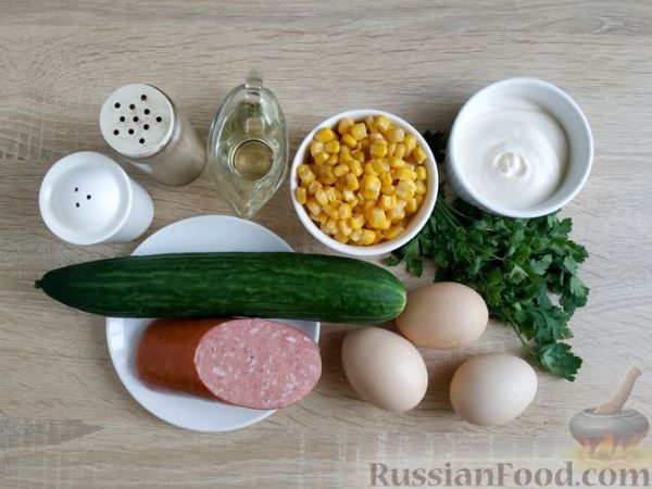 Салат с колбасой, огурцами, кукурузой и яичными блинчиками