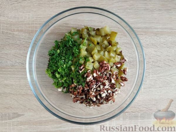 Салат с фасолью, маринованными огурцами и грецкими орехами