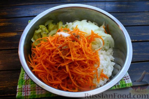 Рисовый салат с солёными огурцами, сухариками и морковью по-корейски