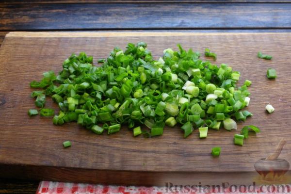 Салат из пекинской капусты и зелёного лука с майонезно-горчичной заправкой