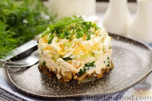 Слоёный салат с шампиньонами, плавленым сыром, огурцом и яйцами