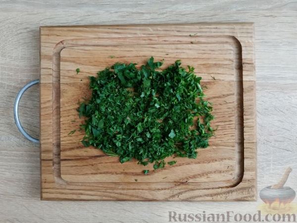 Салат из свежих и солёных огурцов с зелёным горошком