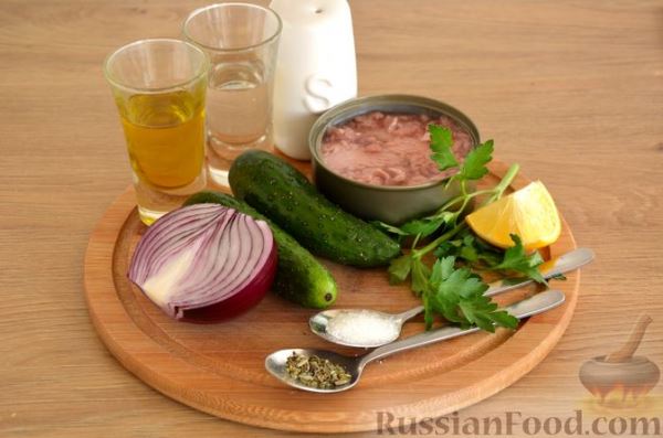 Салат с тунцом, огурцом и маринованным луком
