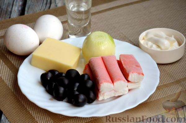 Салат с крабовыми палочками, сыром, маслинами и яйцами