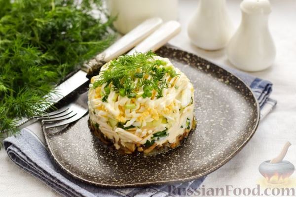 Слоёный салат с шампиньонами, плавленым сыром, огурцом и яйцами