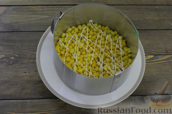 Слоёный салат с крабовыми палочками, шампиньонами, сыром и кукурузой