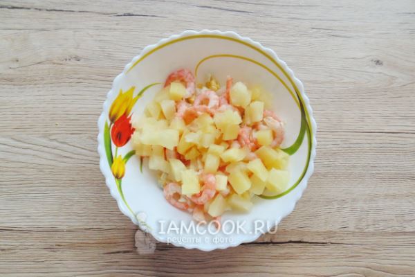 Салат «Комплимент» с креветками и ананасом