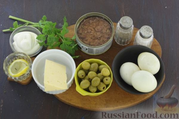 Салат с тунцом, сыром, яйцами и оливками