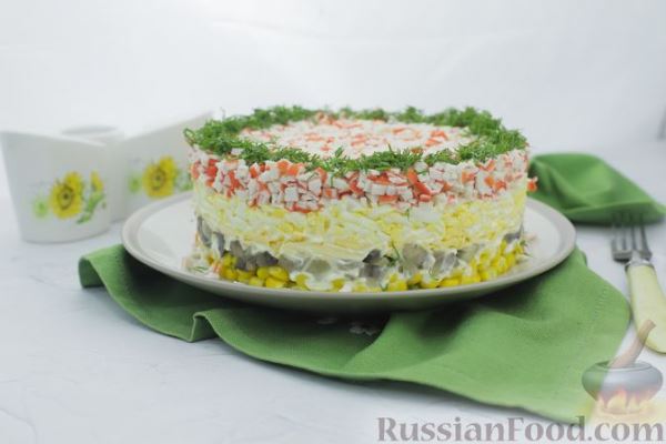 Слоёный салат с крабовыми палочками, шампиньонами, сыром и кукурузой