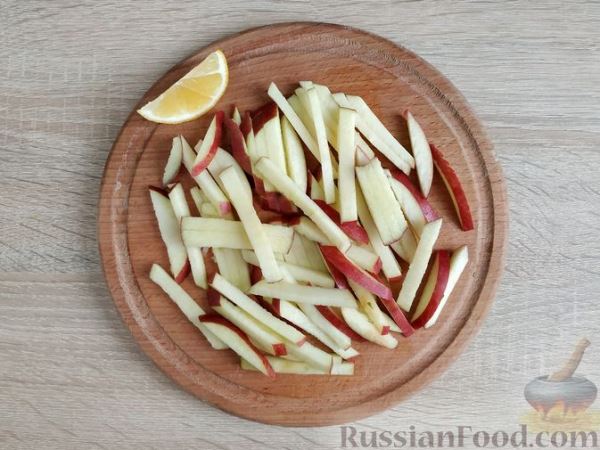 Салат из капусты с сырой свёклой и яблоком