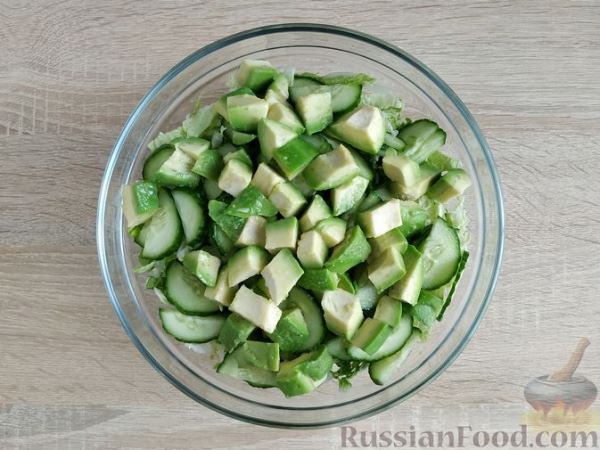 Салат с авокадо, огурцами и пекинской капустой