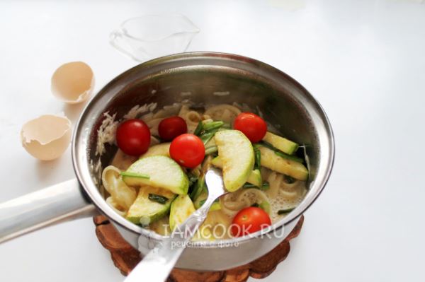Фриттата с макаронами и овощами на сковороде