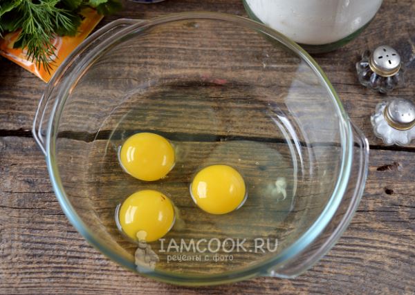Заливной пирог с консервированным тунцом и яйцом